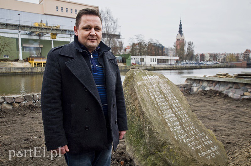 Elbląg, Grzegorz Borowiec przy pamiątkowym obelisku Elbląg, Grzegorz Borowiec przy pamiątkowym obelisku