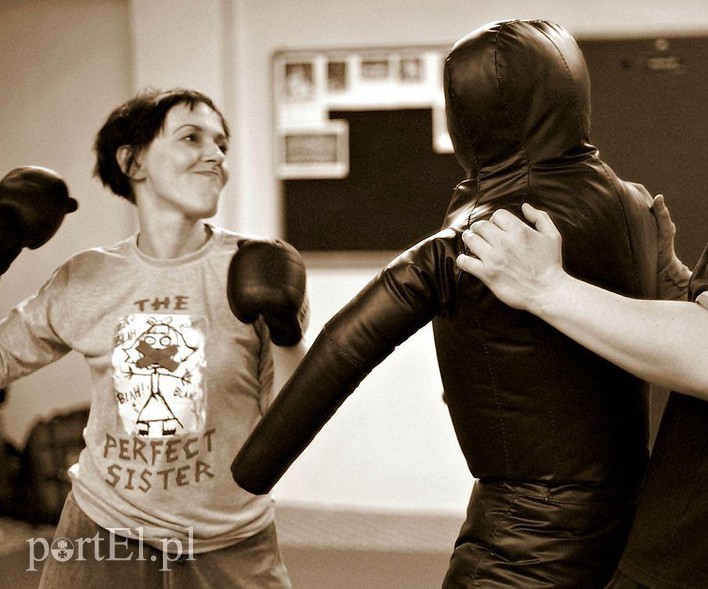 Elbląg, Podczas kursu samoobrony panie uczą się podstawowych uderzeń i chwytów, by napastnika zaskoczyć i uciec Elbląg, Podczas kursu samoobrony panie uczą się podstawowych uderzeń i chwytów, by napastnika zaskoczyć i uciec