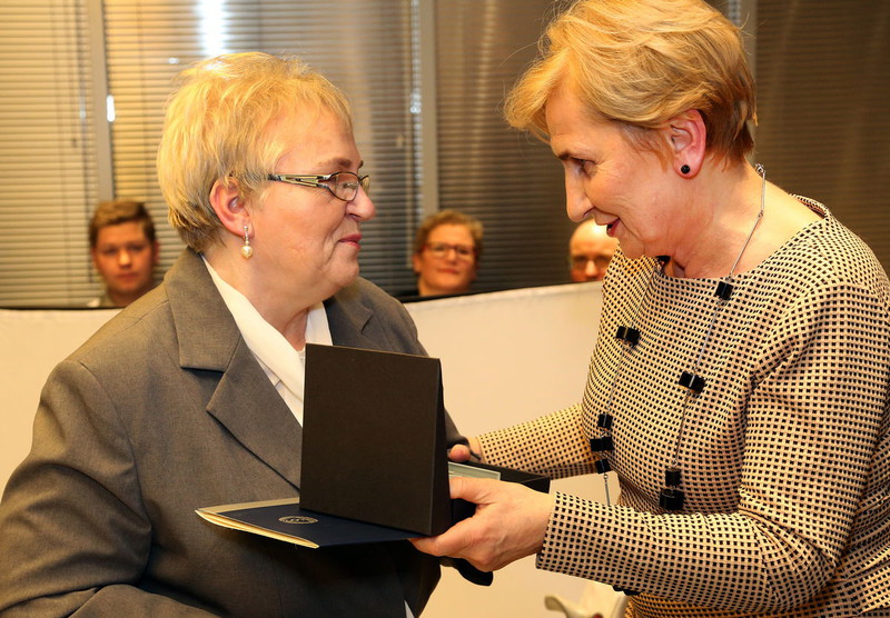 Elbląg, Kryształowe Serce wręcza Wiceprezes Krajowej Rady Radców Prawnych Maria Ślązak (zdj. dzięki uprzejmości Krajowej Izby Radców Prawnych)