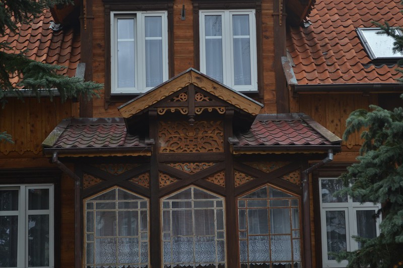 Elbląg, Dom przy ul. Nowodworskiej ozdobiony laubzekinami.