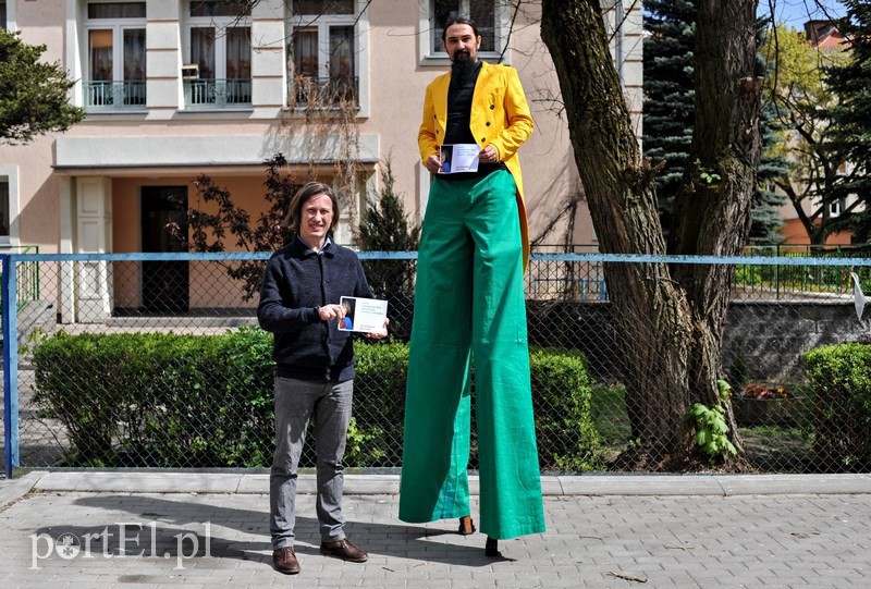 Elbląg, Pan Jan (z lewej) rozdawał ulotki pod przedszkolem. Towarzyszył mu znajomy szczudlarz Elbląg, Pan Jan (z lewej) rozdawał ulotki pod przedszkolem. Towarzyszył mu znajomy szczudlarz