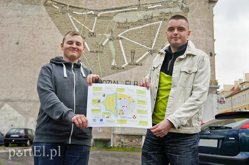 Elbląg, Wojciech Żuwalski (po prawej) oraz Mateusz Bober - studenci elbląskiej PWSZ - oraz ich wspólne dzieło Elbląg, Wojciech Żuwalski (po prawej) oraz Mateusz Bober - studenci elbląskiej PWSZ - oraz ich wspólne dzieło