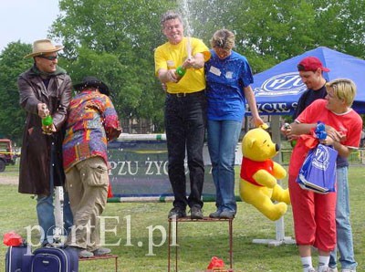 Elbląg, Ekipa portElu na podium podczas rytualnego polewania szampanem