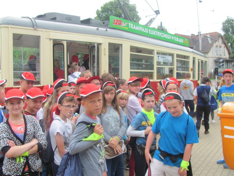 Elbląg, Koloniści z Pomorskiego przed zabytkowym tramwajem