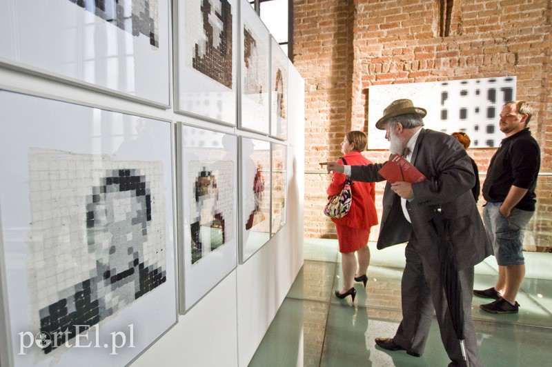 Elbląg, Uwagę przyciągały portrety z pikseli