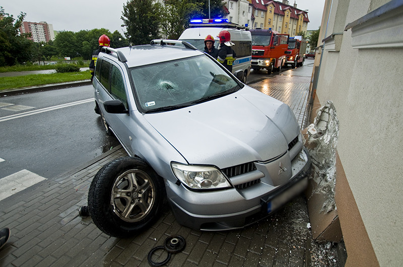 Elbląg, Wjechał w budynek przy Traugutta (aktualizacja)
