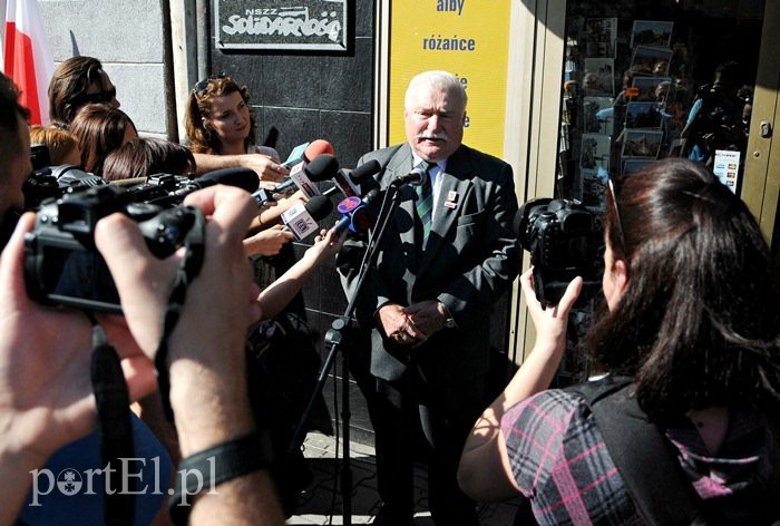 Elbląg, Lech Wałęsa w 2012 roku odsłonił pamiątkową tablicę w miejscu pierwszej siedziby elbląskiej Solidarności przy ul. 1 Maja 35 Elbląg, Lech Wałęsa w 2012 roku odsłonił pamiątkową tablicę w miejscu pierwszej siedziby elbląskiej Solidarności przy ul. 1 Maja 35