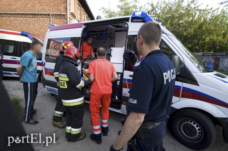 Elbląg, 18-latek rzucił się z nożem na policjantkę i został postrzelony w udo