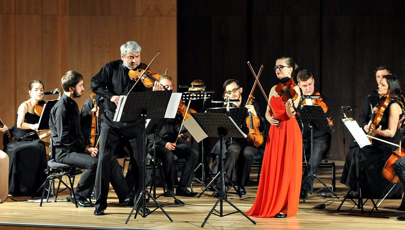 Elbląg, Jan Stanienda z koncertmistrzynią EOK Karoliną Nowotczyńską,