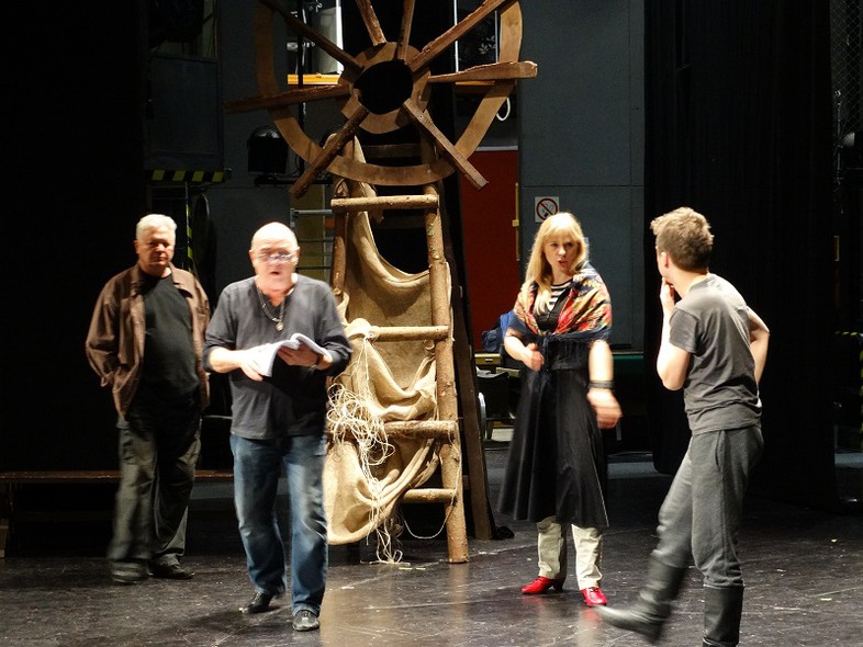 Elbląg, Na próbie od lewej Jacek Gudejko (Bartłomiej), Emil Wesołowski (reżyser), Anna Suchowiecka (Dorota) i Alan Bochnak (gościnnie - Jonek),