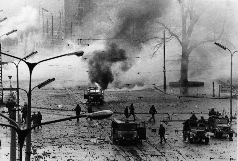 Elbląg, Płonący samochód na ul. Hucisko, skrzyżowanie z ul. 3 Maja w Gdańsku, 15.12.1970 r. Elbląg, Płonący samochód na ul. Hucisko, skrzyżowanie z ul. 3 Maja w Gdańsku, 15.12.1970 r.