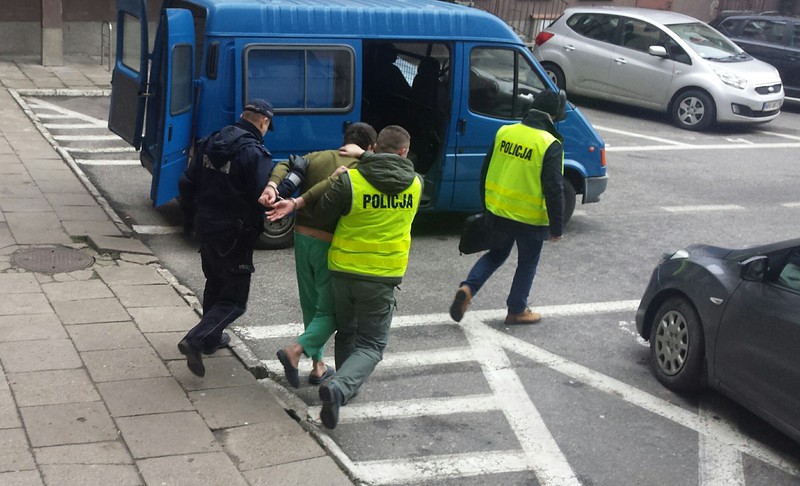 Elbląg, 27-letni mężczyzna został doprowadzony do prokuratury, gdzie postawiono mu zarzut zabójstwa Elbląg, 27-letni mężczyzna został doprowadzony do prokuratury, gdzie postawiono mu zarzut zabójstwa