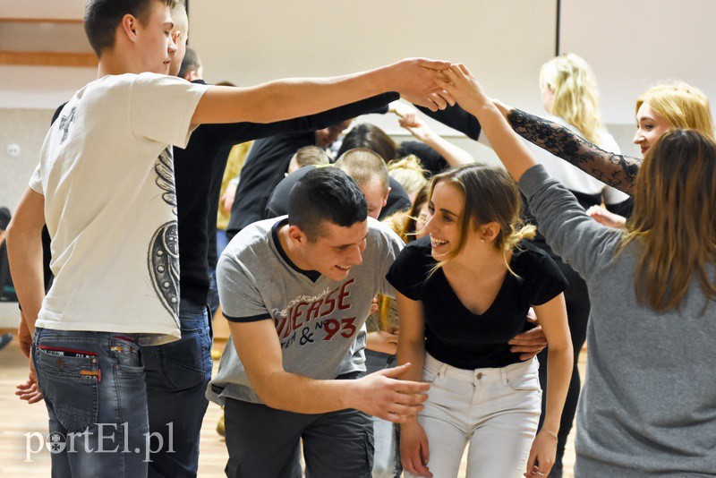 Elbląg, Młodzież ZSZ nr 1 pilnie ćwiczy poloneza przed swoją studniowką