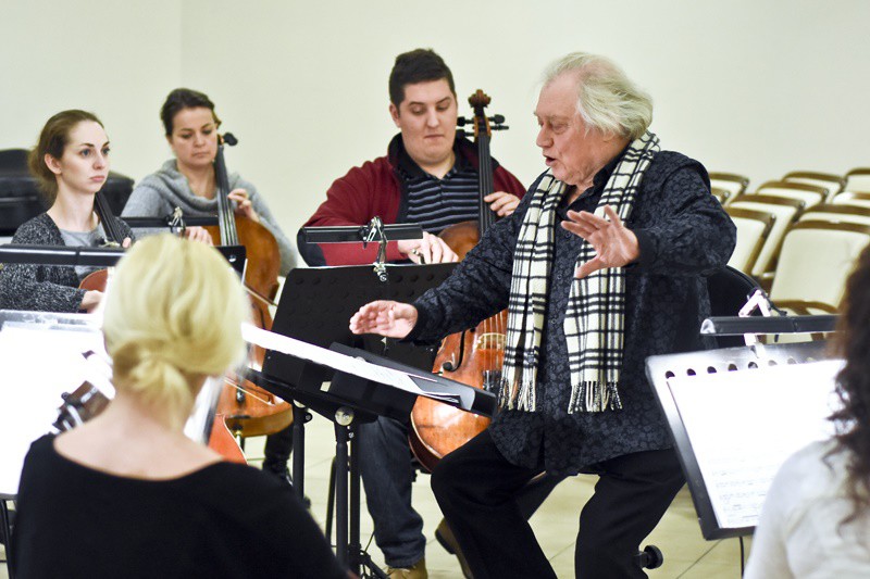 Elbląg, Jerzy Maksymiuk podczas prób z Elbląską Orkiestrą Kameralną