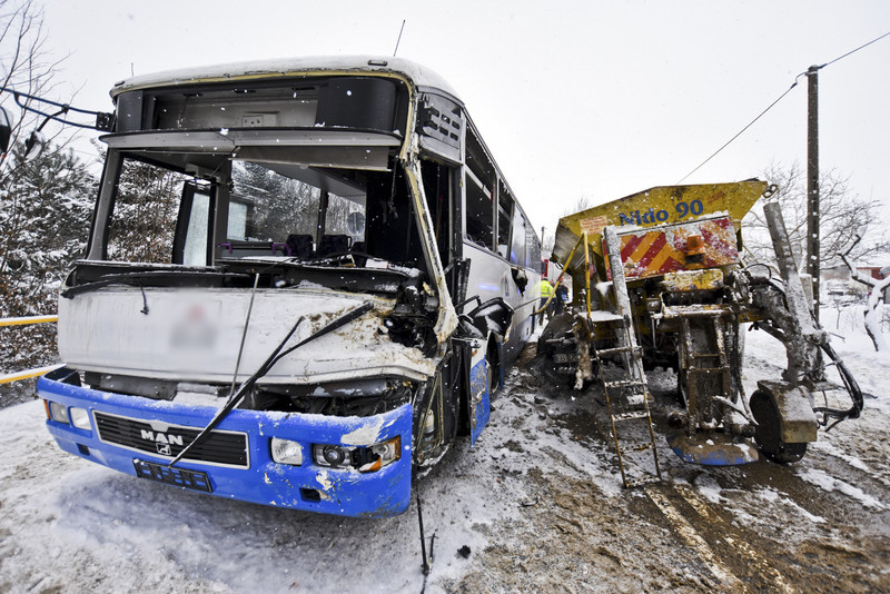 Elbląg, Pługopiaskarka uderzyła w autobus