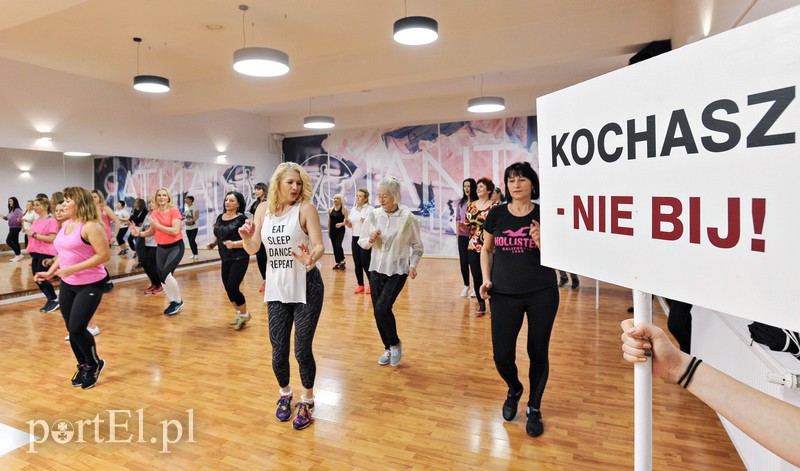 Elbląg, Kobiety zatańczyły przeciw przemocy w CT Promyk