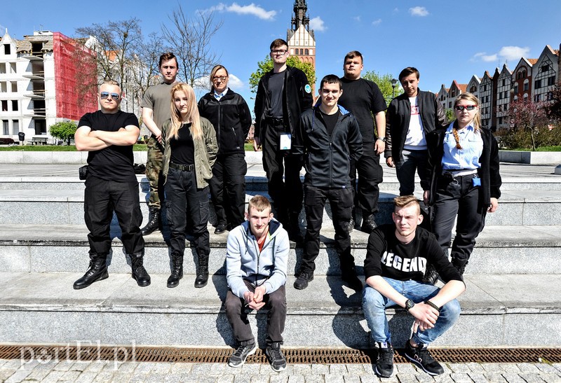 Elbląg, Wojtek, Weronika, Maciek, Marzena, Kamil, Dorian, Krzysiek, Wiktoria, Paweł, Karol - pasjonują się pracą w mundurze