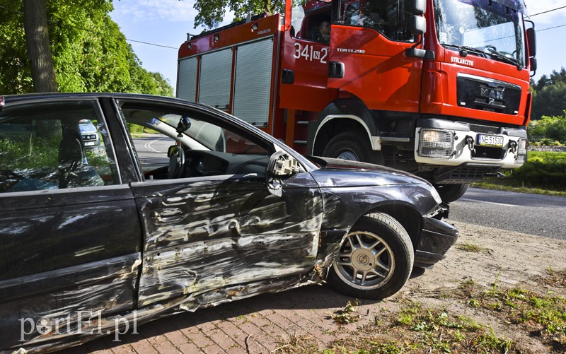 Elbląg, Uderzył w dwa drzewa, kierowca miał 2,5 promila