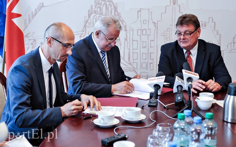 Elbląg, Umowę podpisali: Andrzej Bręczewski, prezes Zarządu i Jarosław Bakinowski, wiceprezes Zarządu Modertrans Poznań oraz Witold Wróblewski, prezydent Elbląga Elbląg, Umowę podpisali: Andrzej Bręczewski, prezes Zarządu i Jarosław Bakinowski, wiceprezes Zarządu Modertrans Poznań oraz Witold Wróblewski, prezydent Elbląga