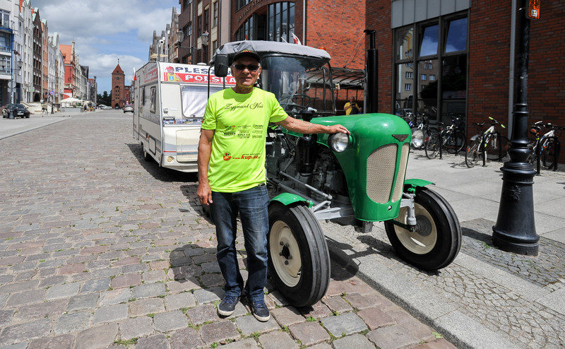 Elbląg, Zygmunt Kuś przemierza Polskę Ursusem