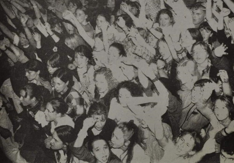 Elbląg, Koncert Roberta Chojnackiego w Kazamatach w 1996. Autorem,  wydrukowanego w "Gazecie Elbląskiej", jest Jerzy Templin