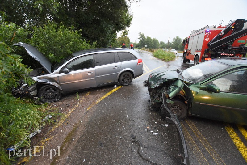 Elbląg, Czołówka dwóch opli, dwie osoby ranne