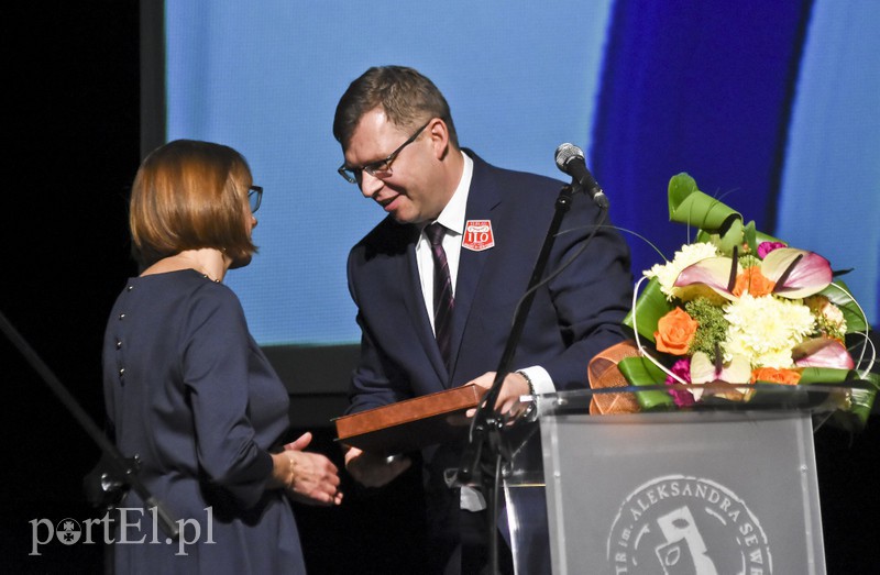 Elbląg, Dyrektor Zofia Ostrówka i wojewoda Artur Chojecki, absolwent I LO