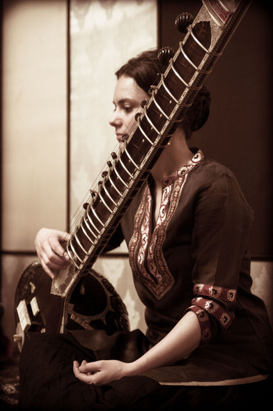 Elbląg, Uczy się gry na sitarze