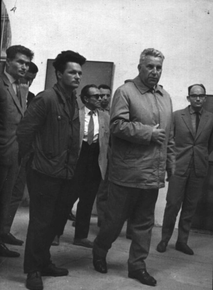 Elbląg, Gerard Kwiatkowski oprowadza po Galerii El oficjeli, wśród których byli m.in.:Tadeusz Fiszbach i Edward Ochab