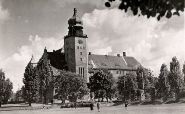 Elbląg, Pergole na byłym placu Jedności Narodowej, w tle ratusz