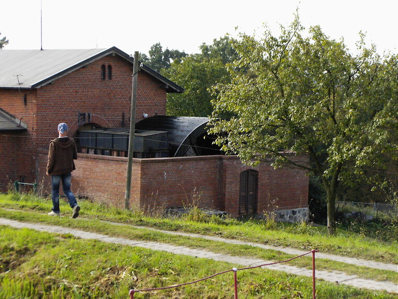 Elbląg, Budynek jednej z  maszynowni, widoczne kolo wodne