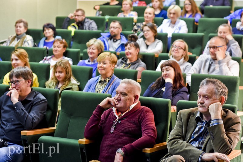 Elbląg, Dariusz Kosiński, siostrzeniec Tony'ego Halika, podczas spotkania w Bibliotece Elbląskiej (ma na sobie bordowy sweter).