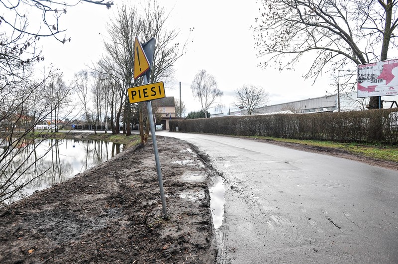 Elbląg, Znak nakazuje kierowcom jadącym ul. Grochowską ostrożność