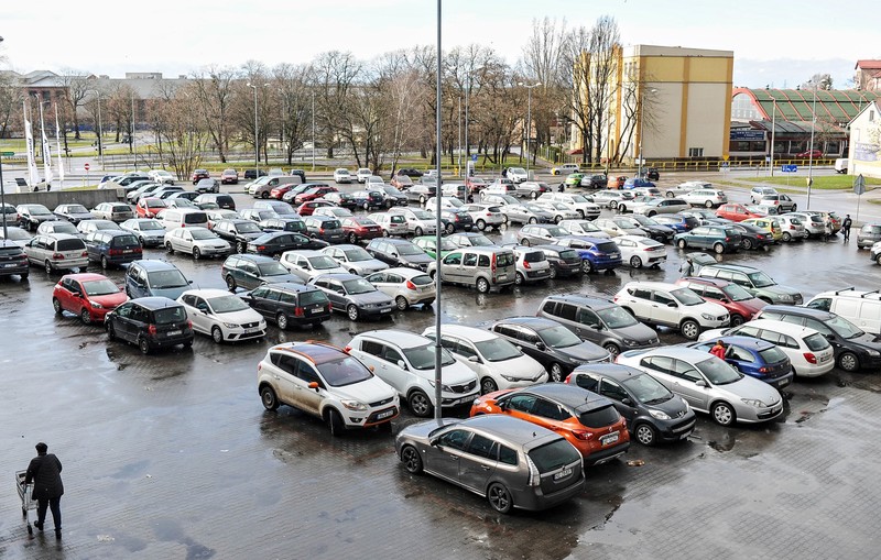 Elbląg, Parkingi przed marketami są pełne aut