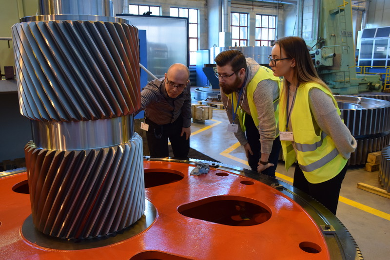 Praca dla młodych? Owszem, ale tylko z praktyką