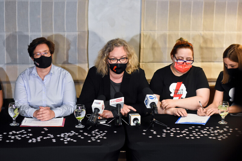 Elbląg, W briefingu wzięły udział (od lewej): posłanka Monika Falej, liderka OSK Marta Lempart i Izabela Daciuk z Elbląskiego Strajku Kobiet i Karolina Śluz Elbląg, W briefingu wzięły udział (od lewej): posłanka Monika Falej, liderka OSK Marta Lempart i Izabela Daciuk z Elbląskiego Strajku Kobiet i Karolina Śluz