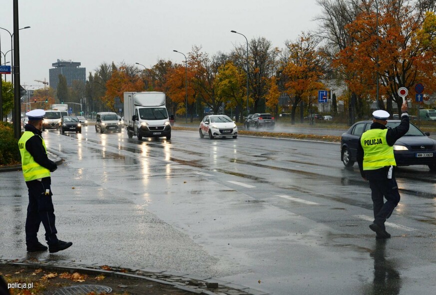 Elbląg, Policjanci w całym kraju będą przeprowadzać działania kontrolno-prewencyjne ze szczególnym zwróceniem uwagi na światła pojazdu.
