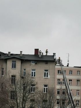 Elbląg, Strażacy na dachu budynku przy ul. Zacisze