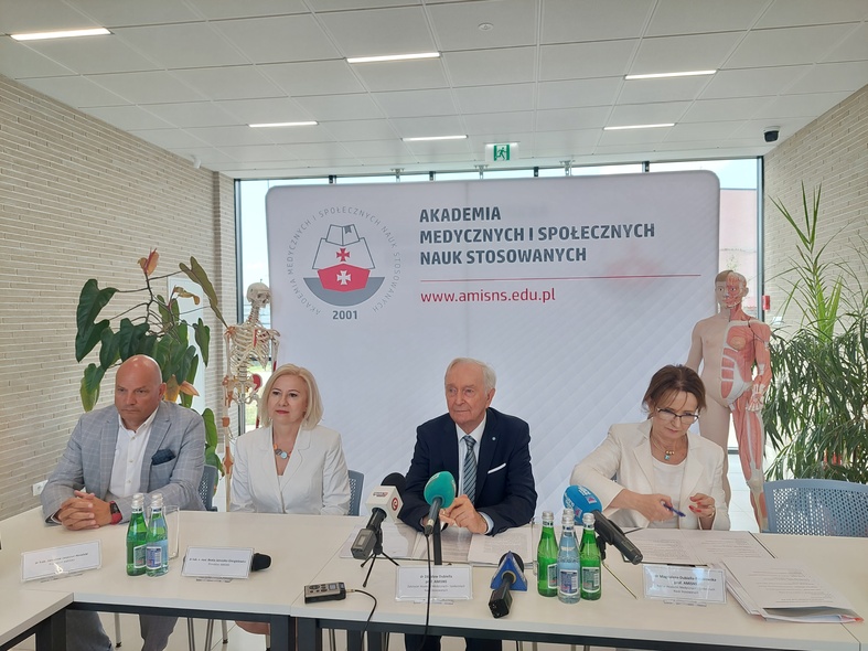 Elbląg, Od lewej: dr hab. Jarosław Jaszczur-Nowicki, dr hab.n.med. Beata Januszko-Giergielewicz,  dr Zdzisław Dubiella, dr Magdalena Dubiella-Polakowska,