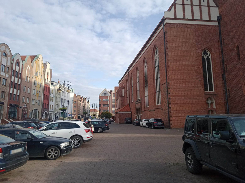 Elbląg, "Czy wokół katedry można parkować?"