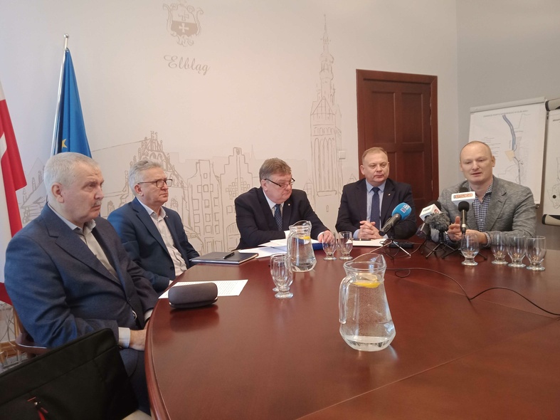 Elbląg, Konferencja prasowa dotycząca utworzenia nowego centrum. Po prawej Artur Dąbrowski, prezes stowarzyszenia "Od Nowa".