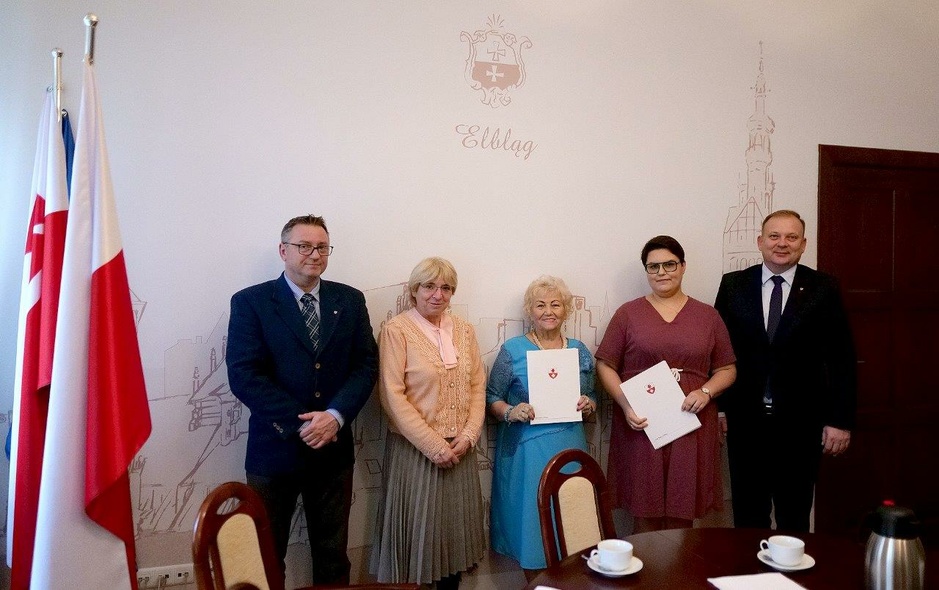 Elbląg, Nagrodzone laureatki z przedstawicielami ratusza