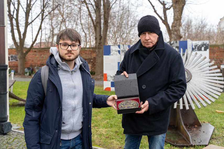 Elbląg, Artur Pytliński (z lewej) i Lech Trawicki z pamiątkową tabliczką