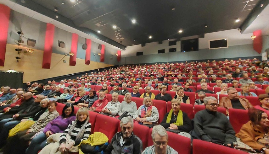 Elbląg, Duża sala kina Światowid wypełniła się do ostatniego miejsca