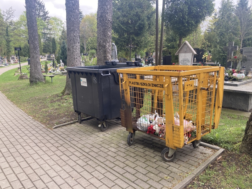 Elbląg, Podczas naszej wizyty na cmentarzu 17 kwietnia śmietniki były albo całkiem opróżnione, albo niemal puste.