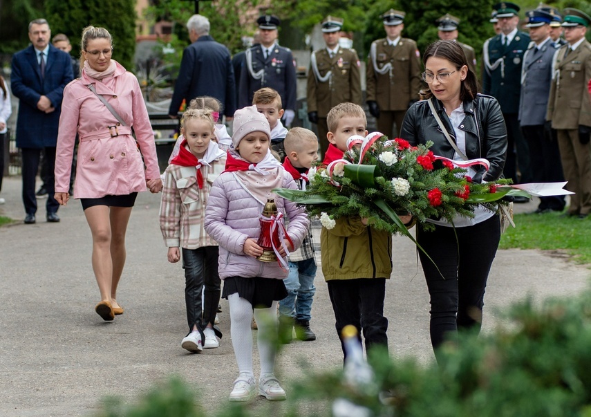 Elbląg, W uroczystościach wzięli też udział uczniowie elbląskich szkół i przedszkoli.