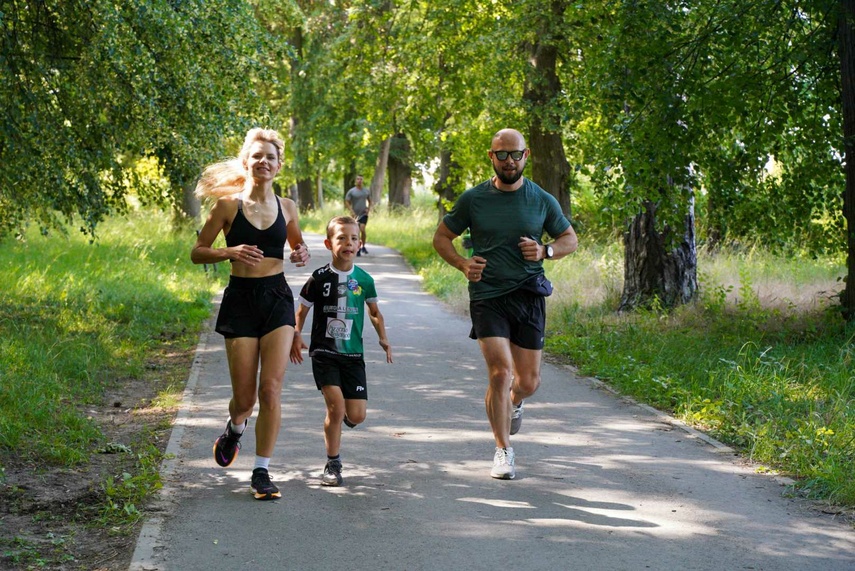 Elbląg, Uczestnicy parkrun pokonują cztery okrążenia po parkowych alejkach