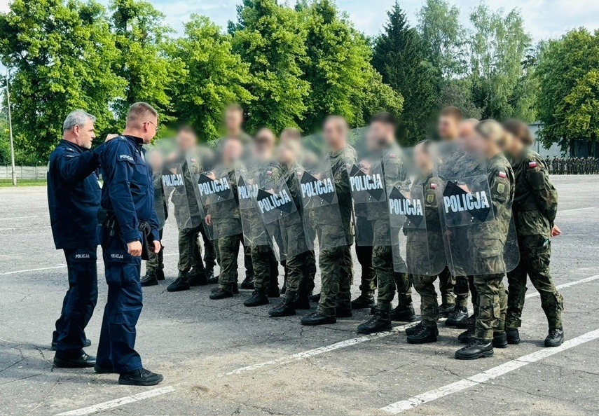 Elbląg, Elbląscy policjanci szkolą żołnierzy służących na granicy