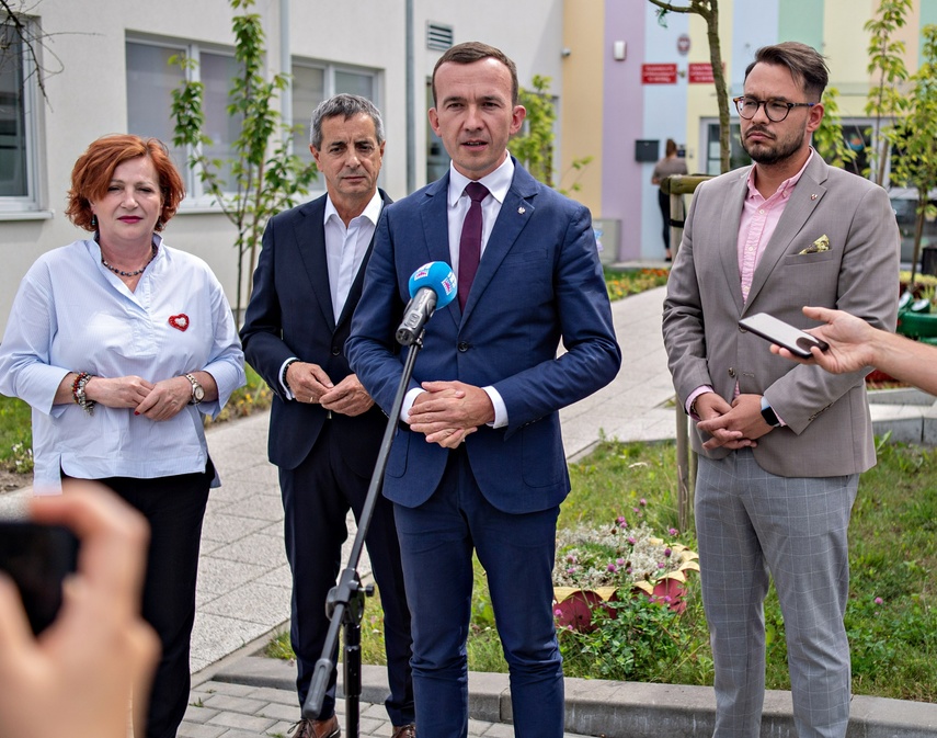 Elbląg, W konferencji przed przedszkolem i żłobkiem przy ul. Mielczarskiego wzięli udział (od lewej): Katarzna Królak, Jerzy Wcisła, Mateusz Szauer i Piotr Kowal