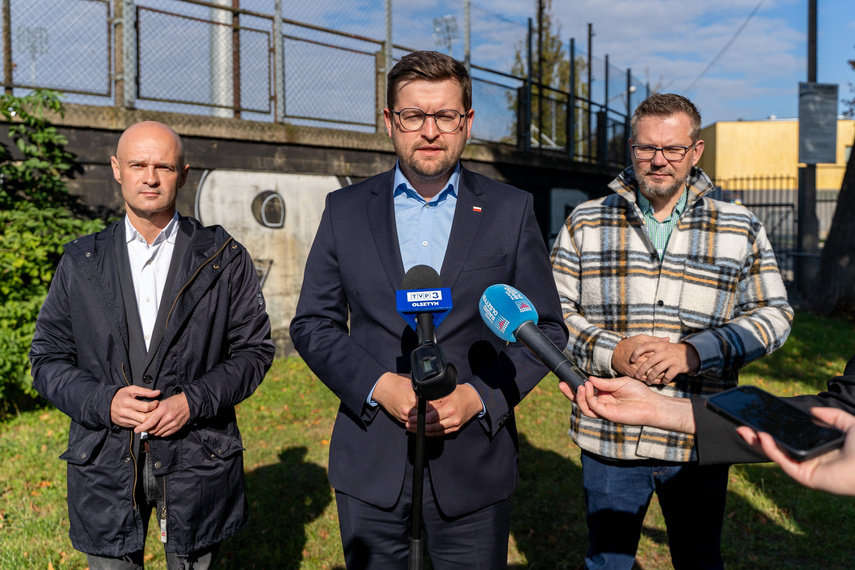 Elbląg, Konferencja działaczy PiS o dofinansowaniu modernizacji stadionu przy Agrykola, 10 października 2023.